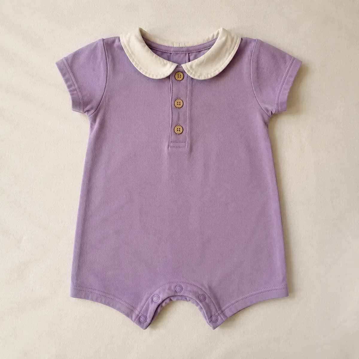 Prenda infantil lila fotografiada sola