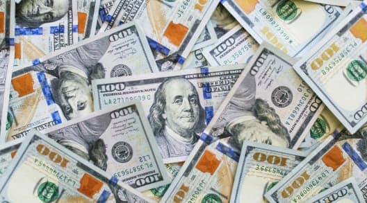 Cómo Iniciar un Negocio de Más de $100,000 Mientras se Trabaja a Tiempo Completo en 2025